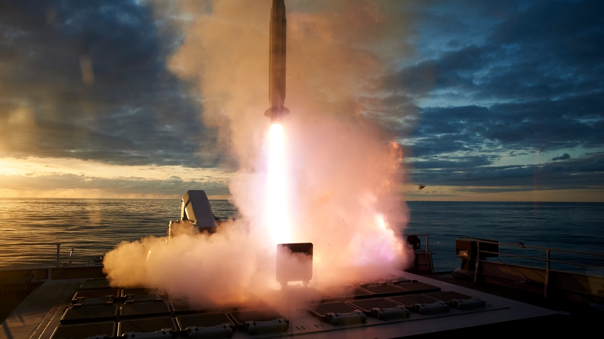 Fregatte Sachsen besitzt wieder ein Flugabwehrsystem / Neues VLS erfolgreich eingebaut - Foto: presseportal.de