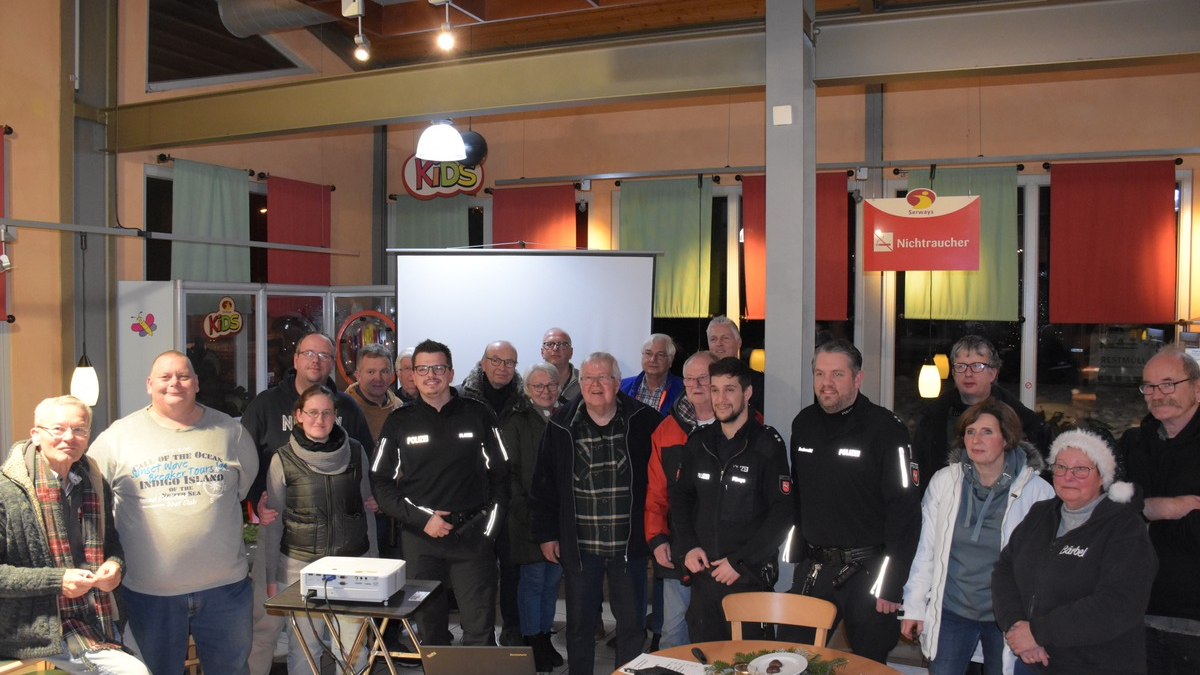 POL-ROW: Vorweihnachtlicher Fernfahrerstammtisch mit emotionalem Abschied - Foto: presseportal.de