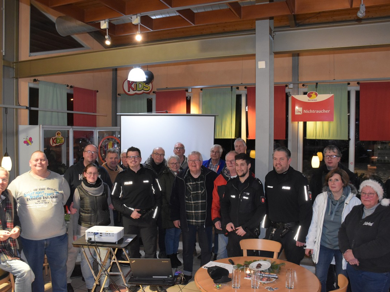 POL-ROW: Vorweihnachtlicher Fernfahrerstammtisch mit emotionalem Abschied - Foto: presseportal.de