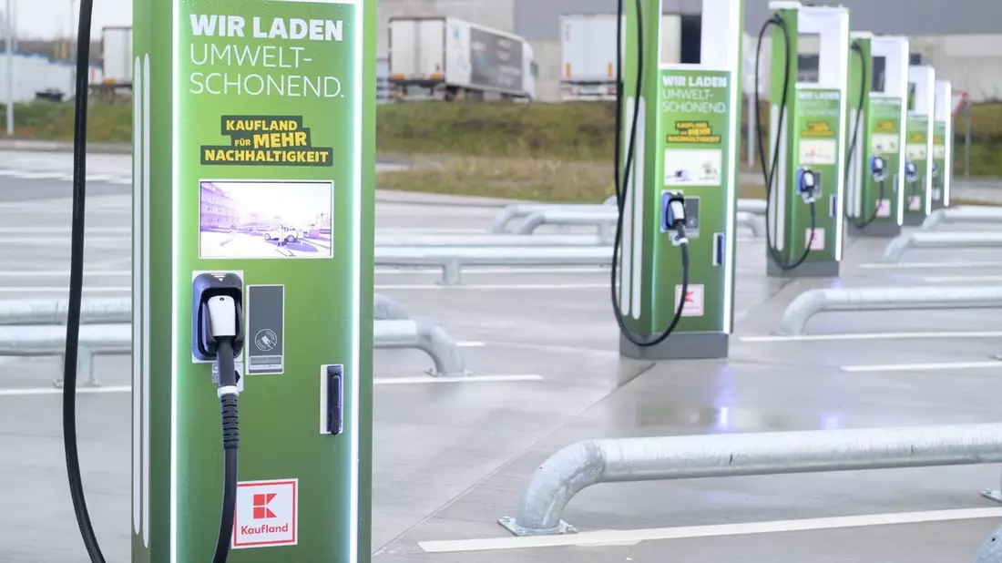 40 Tonnen unter Strom: Kaufland kooperiert mit Einride und eröffnet E-Ladepark im Logistikzentrum Möckmühl - Bild: presseportal.de