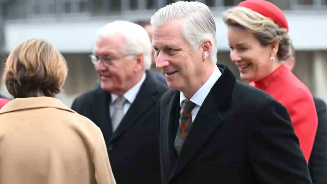 Beim Besuch eines Halbleiterunternehmens werden König Philippe und Königin Mathilde vom Bundespräsidenten Frank-Walter Steinmeier und seiner Frau Elke Büdenbender begleitet. - Bild: Robert Michael/dpa
