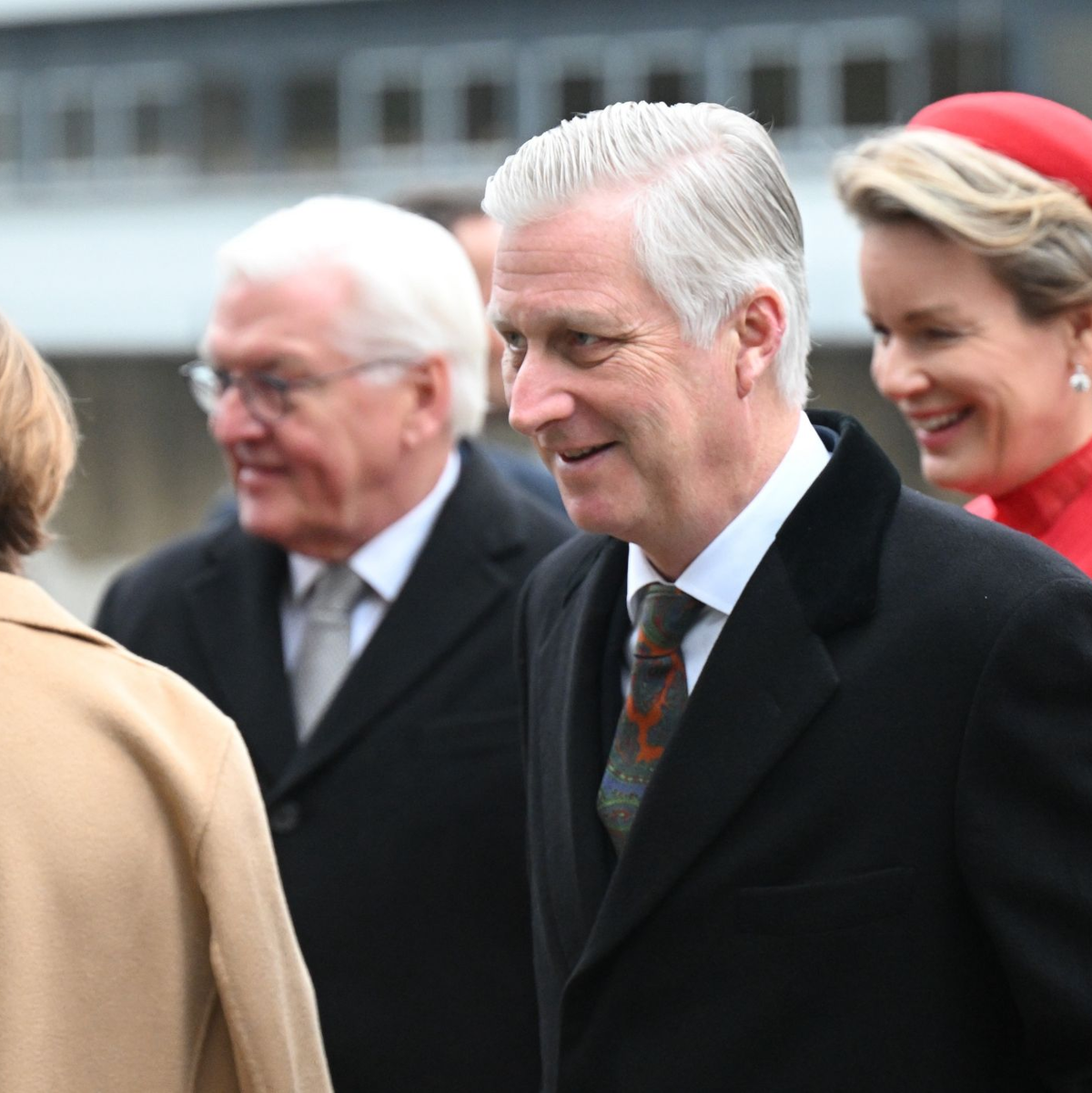 Beim Besuch eines Halbleiterunternehmens werden König Philippe und Königin Mathilde vom Bundespräsidenten Frank-Walter Steinmeier und seiner Frau Elke Büdenbender begleitet. - Foto: Robert Michael/dpa
