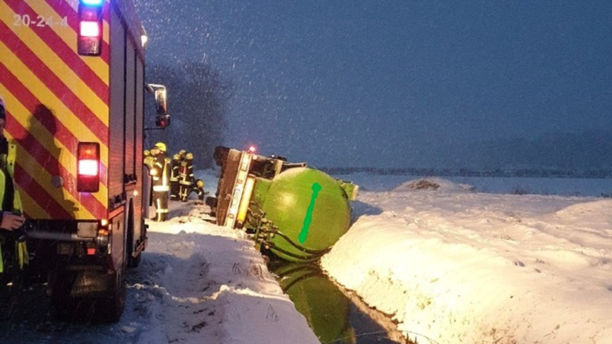 POL-CUX: Tanklastzug kommt auf sehr schmaler Straße von der Fahrbahn ab - Mit Sommerreifen auf winterglatter Fahrbahn verunfallt (Lichtbild in der Anlage) - Foto: presseportal.de