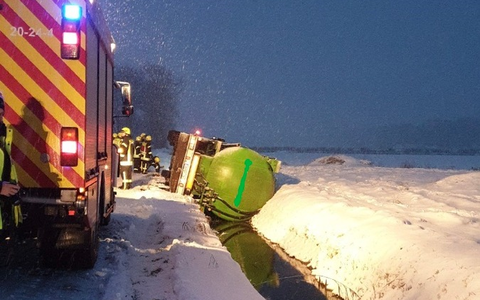 POL-CUX: Tanklastzug kommt auf sehr schmaler Straße von der Fahrbahn ab - Mit Sommerreifen auf winterglatter Fahrbahn verunfallt (Lichtbild in der Anlage) - Foto: presseportal.de