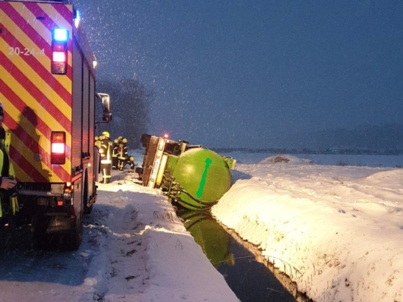 POL-CUX: Tanklastzug kommt auf sehr schmaler Straße von der Fahrbahn ab - Mit Sommerreifen auf winterglatter Fahrbahn verunfallt (Lichtbild in der Anlage) - Foto: presseportal.de
