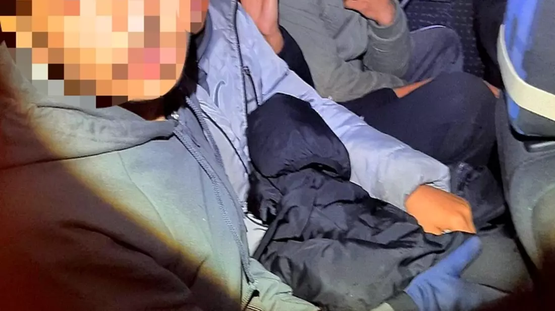 Bundespolizeidirektion München: Mutmaßliche Schleusung unter höchst widrigen Bedingungen / Stundenlang in eiskalten Kofferraum gesperrt - Hose von Urin durchnässt - Bild: presseportal.de
