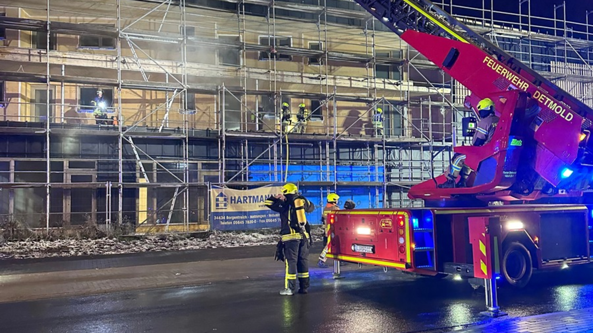 FW-DT: Brennende Fassade an Neubau - Foto: presseportal.de