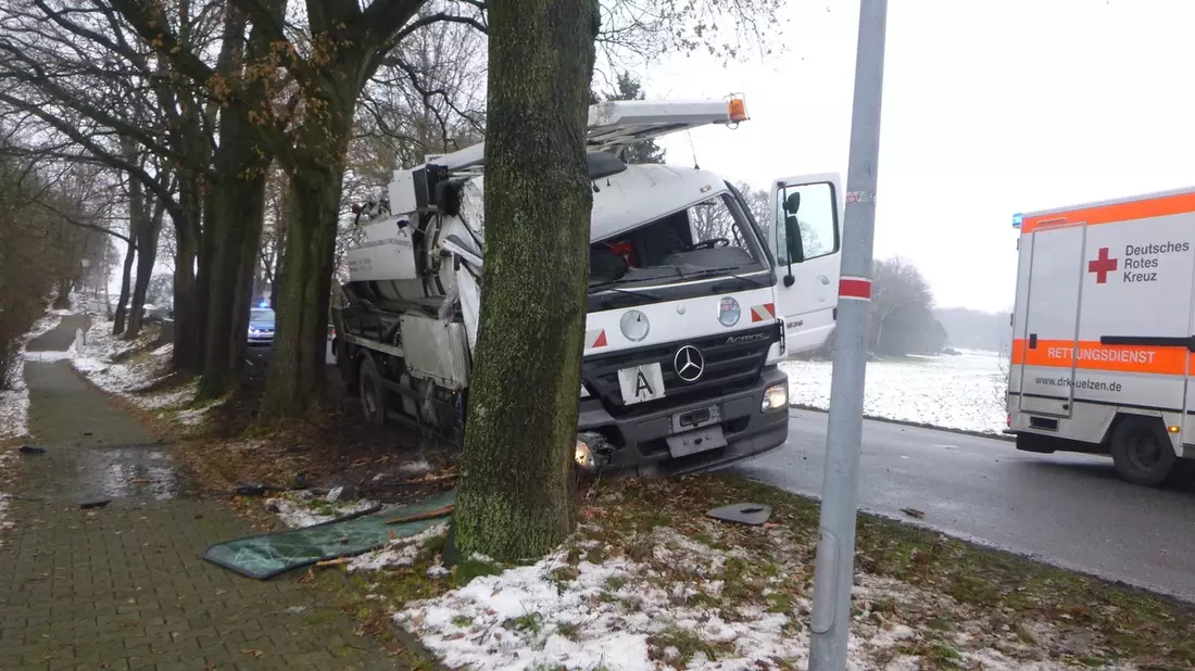 POL-LG: ++ kurios - Lkw verunfallt an gleicher Stelle - gegen Leitplanke und Bäum gefahren ++ Auseinandersetzung - Polizei erwischt fliehenden Täter ++ Vortäuschen einer Freundschaft - Geldbörse entwendet - Bild: presseportal.de