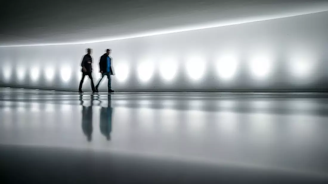 Mitarbeiter gehen durch den Verbindungstunnel vom Reichstagsgebäude mit dem Bundestag zum Paul-Löbe-Haus. Seit Tagen ringen die Spitzen der Regierungsparteien hinter verschlossenen Türen um Wege aus dem Milliardenloch im Haushalt. - Bild: Kay Nietfeld/dpa
