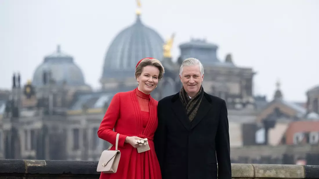 Königin Mathilde und König Philippe auf der Augustusbrücke in Dresden vor der Kuppel der Kunstakademie. - Bild: Sebastian Kahnert/dpa