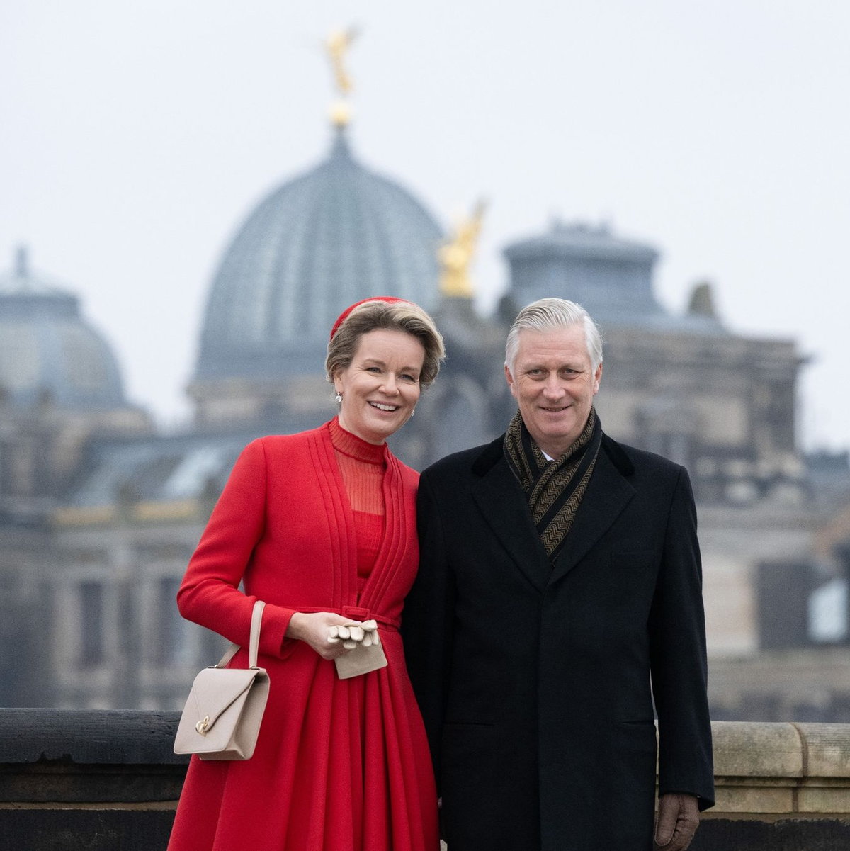 Königin Mathilde und König Philippe auf der Augustusbrücke in Dresden vor der Kuppel der Kunstakademie. - Foto: Sebastian Kahnert/dpa