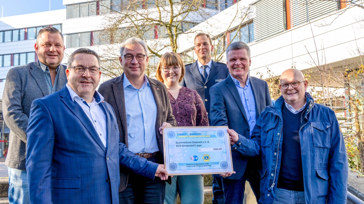 POL-LIP: Kreis Lippe/Detmold. Charity-Konzert mit dem Landespolizeiorchester NRW - 3500 Euro für Kinder und Jugendliche in Lippe gespendet. - Foto: presseportal.de