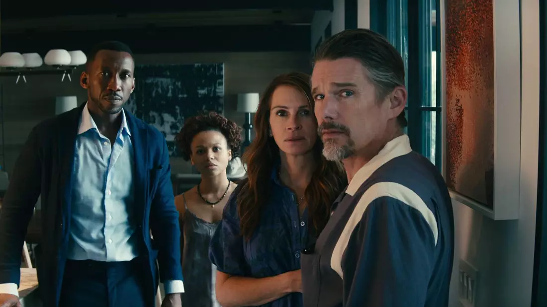 Amanda (Julia Roberts) und Clay (Ethan Hawke) wollen in einer Luxusvilla in Long Island die Welt hinter sich lassen. Da steht plötzlich G.H. (Mahershala Ali) mit seiner Tochter Ruth (Myha’la) vor der Tür. - Bild: -/©2023 Netflix/dpa