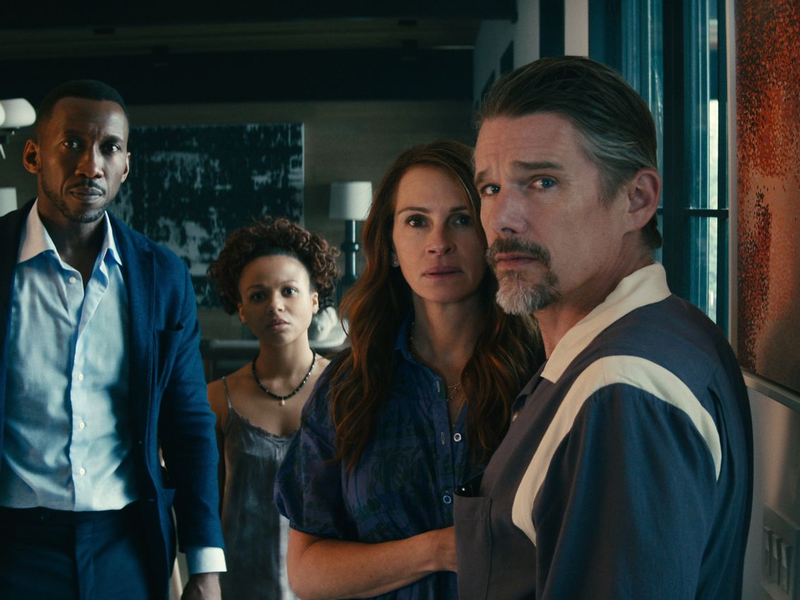 Amanda (Julia Roberts) und Clay (Ethan Hawke) wollen in einer Luxusvilla in Long Island die Welt hinter sich lassen. Da steht plötzlich G.H. (Mahershala Ali) mit seiner Tochter Ruth (Myha’la) vor der Tür. - Foto: -/©2023 Netflix/dpa