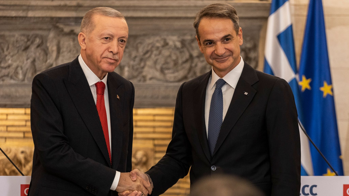 Zeigten sich in Athen äußerst versöhnlich: der türkische Staatspräsident Recep Tayyip Erdogan (l) und der griechische Ministerpräsident Kyriakos Mitsotakis. - Foto: Socrates Baltagiannis/dpa