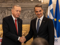 Zeigten sich in Athen äußerst versöhnlich: der türkische Staatspräsident Recep Tayyip Erdogan (l) und der griechische Ministerpräsident Kyriakos Mitsotakis. - Foto: Socrates Baltagiannis/dpa