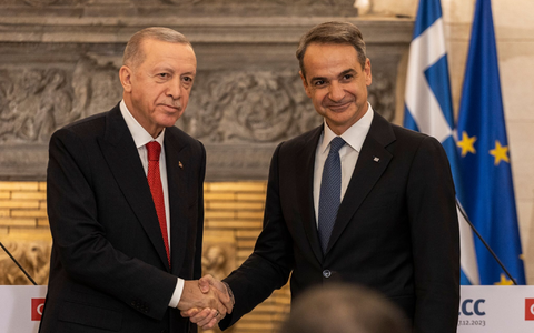 Zeigten sich in Athen äußerst versöhnlich: der türkische Staatspräsident Recep Tayyip Erdogan (l) und der griechische Ministerpräsident Kyriakos Mitsotakis. - Foto: Socrates Baltagiannis/dpa