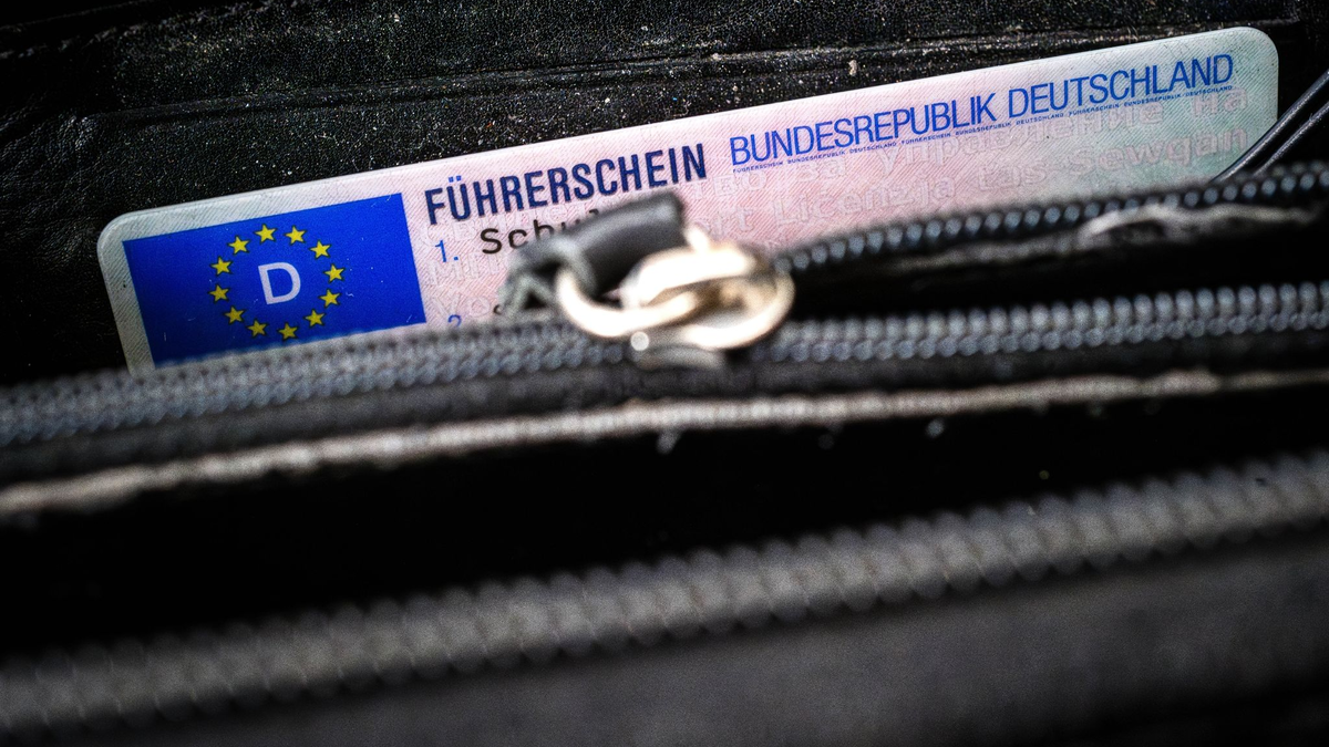 Der Verkehrsausschuss im EU-Parlament spricht sich für regelmäßige medizinische Untersuchungen für Autofahrer aus. Noch ist unklar, ob das kommt. (Illustration) - Foto: Sina Schuldt/dpa