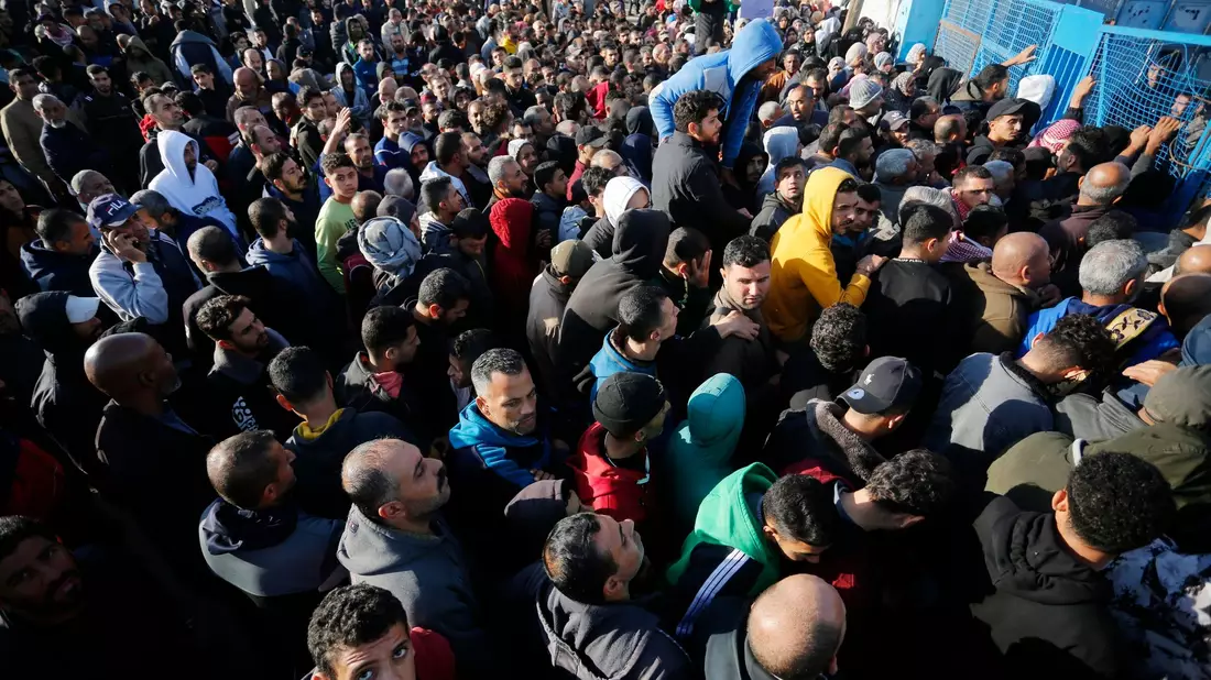 Menschen stehen in der Stadt Dair El-Balah im Gazastreifen an, um Mehl zu erhalten, das von der UN verteilt wird. - Bild: Omar Ashtawy/APA Images via ZUMA Press Wire/dpa