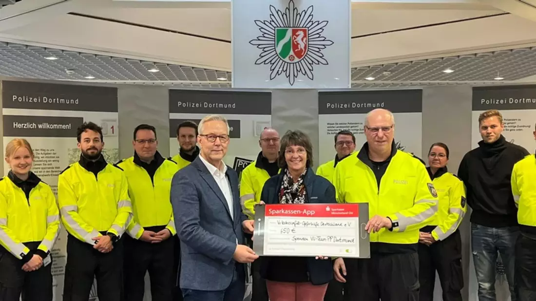 POL-DO: VU-Team der Dortmunder Polizei spendet Geld an Verkehrsunfall-Opferhilfe Deutschland - Bild: presseportal.de