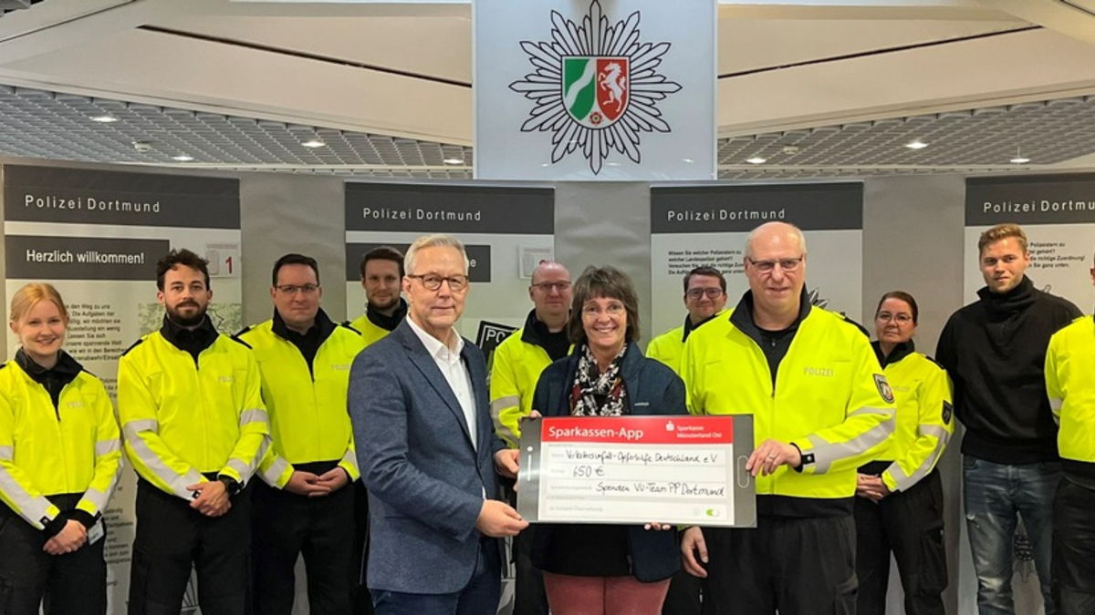 POL-DO: VU-Team der Dortmunder Polizei spendet Geld an Verkehrsunfall-Opferhilfe Deutschland - Foto: presseportal.de