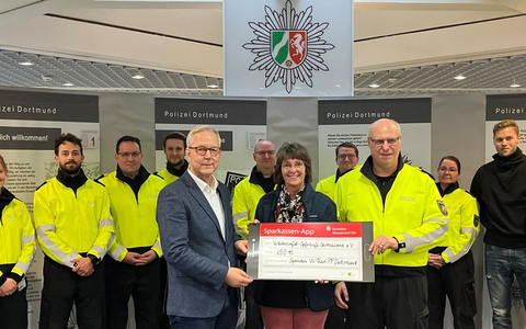 POL-DO: VU-Team der Dortmunder Polizei spendet Geld an Verkehrsunfall-Opferhilfe Deutschland - Foto: presseportal.de