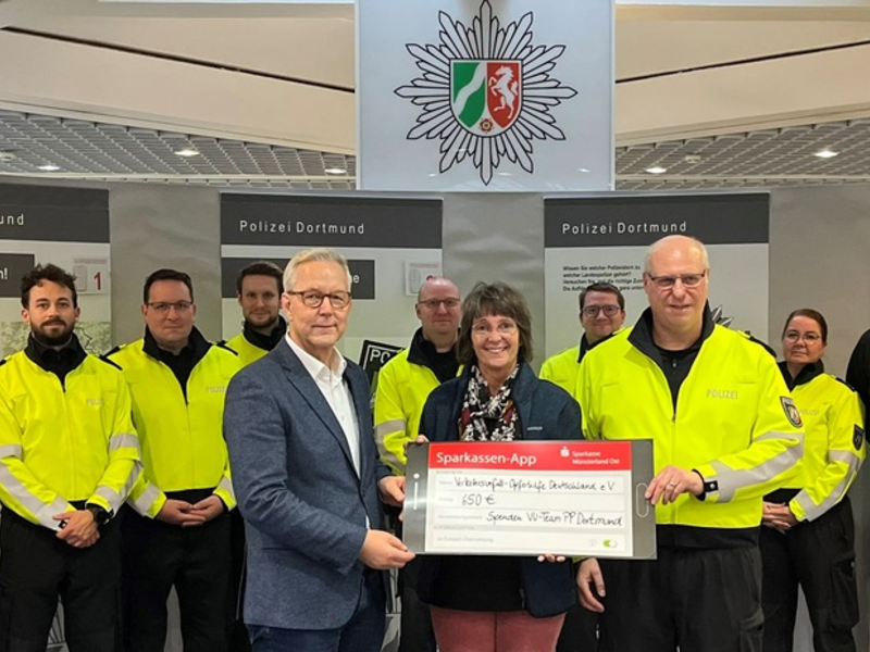 POL-DO: VU-Team der Dortmunder Polizei spendet Geld an Verkehrsunfall-Opferhilfe Deutschland - Foto: presseportal.de