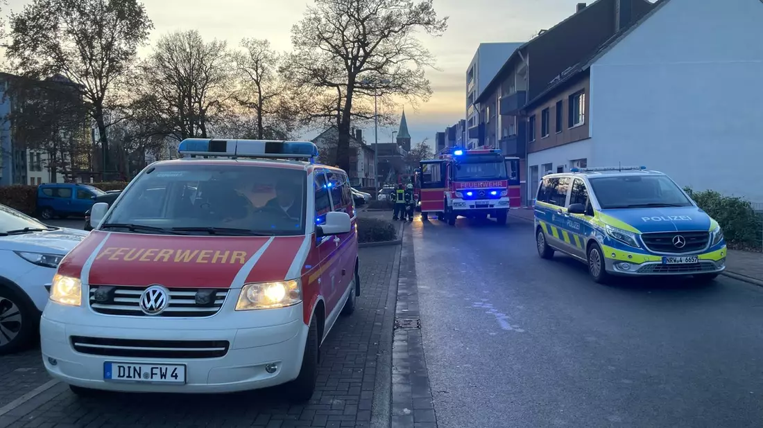 FW Dinslaken: Bestätigter Zimmerbrand in der Dinslakener Innenstadt - Bild: presseportal.de