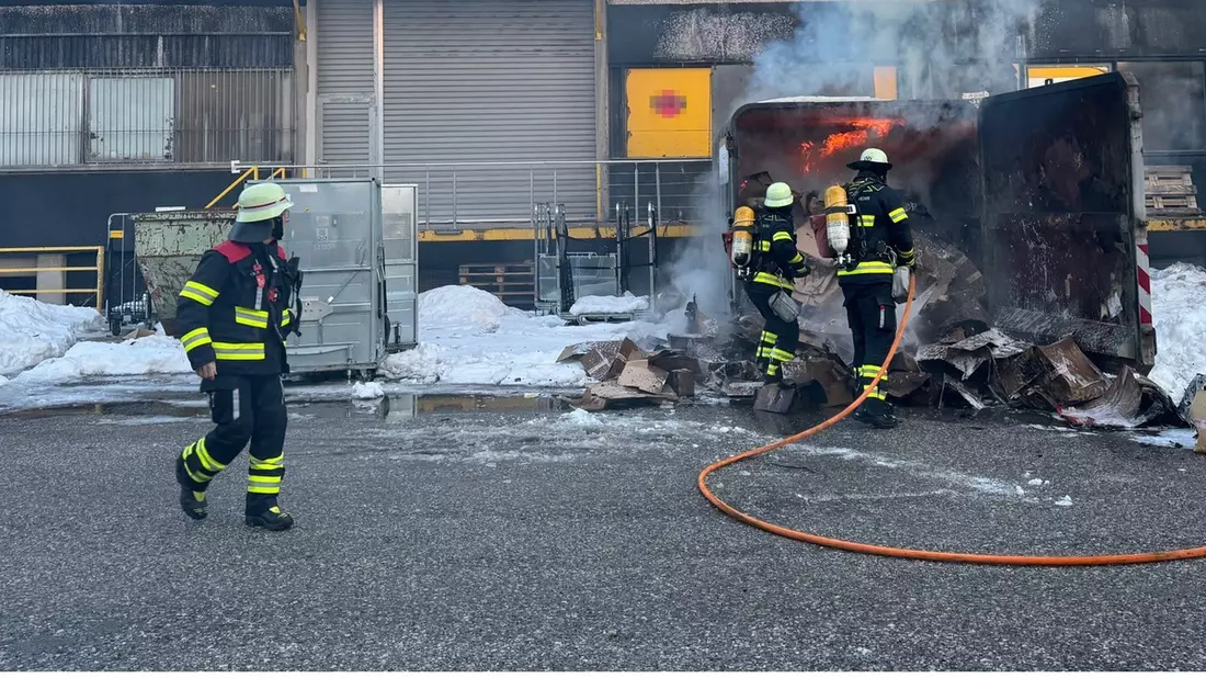 FW-M: Papierpresse in Brand (Untermenzing) - Bild: presseportal.de