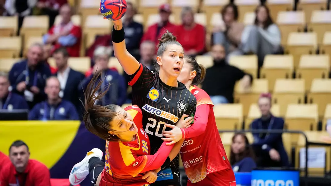 Co-Kapitänin Emily Bölk (M) und die DHB-Frauen setzten sich dank einer starken zweiten Halbzeit gegen Rumänien durch. - Bild: Bo Amstrup/Ritzau Scanpix/AP/dpa