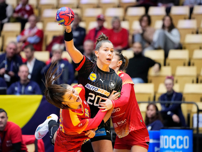 Co-Kapitänin Emily Bölk (M) und die DHB-Frauen setzten sich dank einer starken zweiten Halbzeit gegen Rumänien durch. - Foto: Bo Amstrup/Ritzau Scanpix/AP/dpa