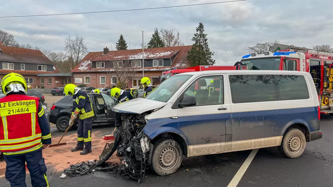 FW Flotwedel: Auslaufende Betriebsstoffe nach Verkehrsunfall - Feuerwehr Eicklingen auf B214 im Einsatz - Bild: presseportal.de