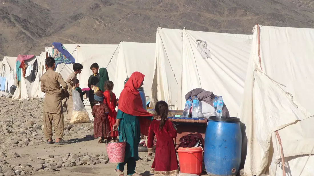 Nach der Machtübernahme der Taliban waren Hunderttausende Afghaninnen und Afghanen nach Pakistan geflüchtet. Nun kehren viele wieder zurück, auch weil Pakistan Massenabschiebungen angekündigt hat. - Bild: Aimal Zahir/XinHua/dpa