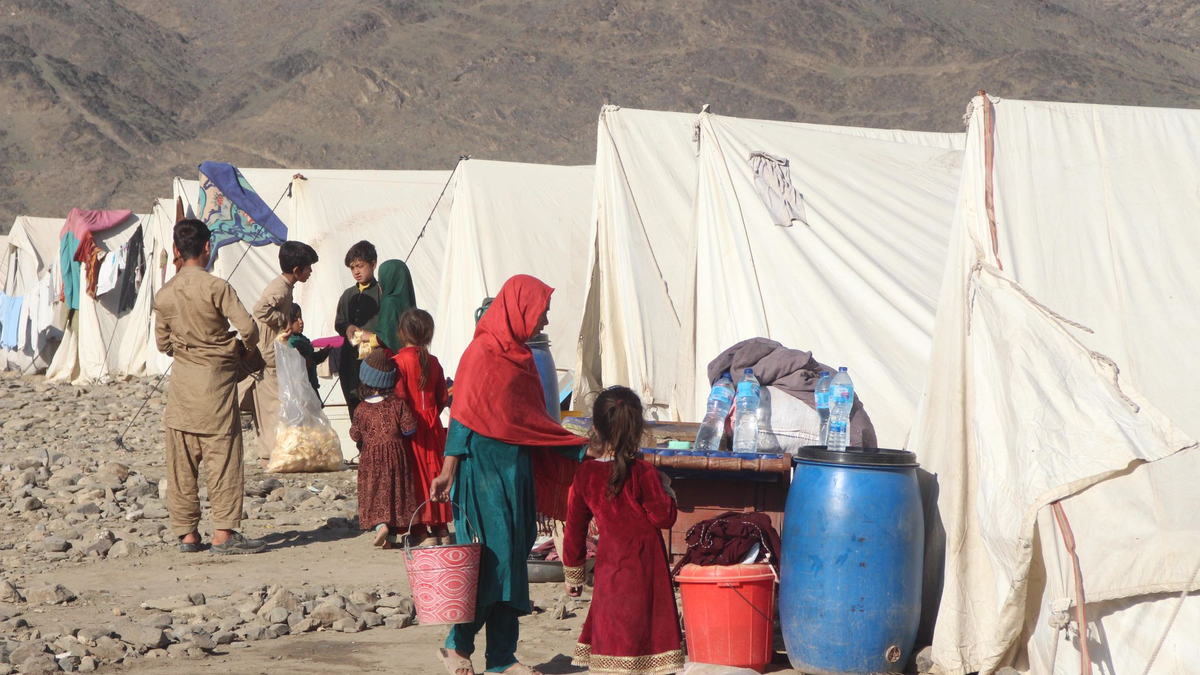 Nach der Machtübernahme der Taliban waren Hunderttausende Afghaninnen und Afghanen nach Pakistan geflüchtet. Nun kehren viele wieder zurück, auch weil Pakistan Massenabschiebungen angekündigt hat. - Foto: Aimal Zahir/XinHua/dpa