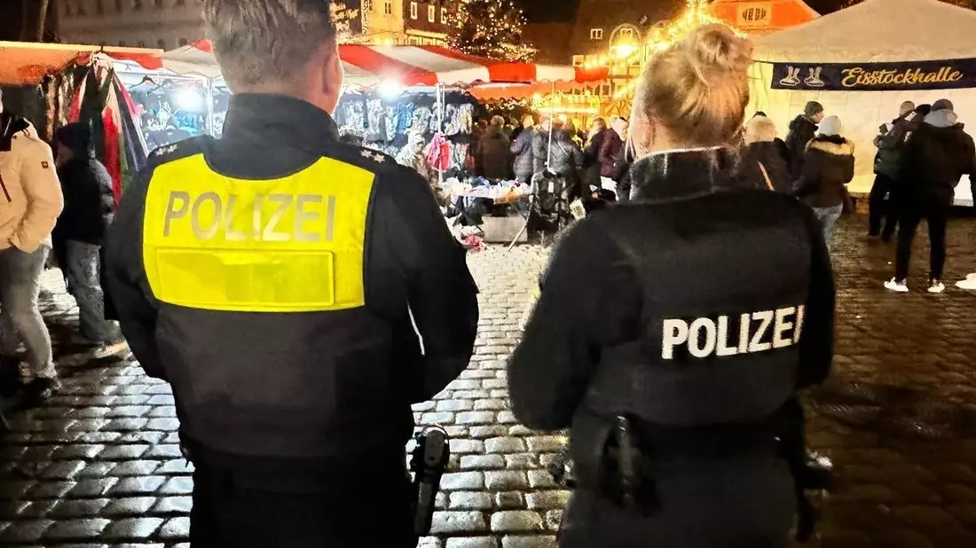 POL-HI: Polizei zeigt Präsenz auf dem Alfelder Weihnachtsmarkt - Bild: presseportal.de
