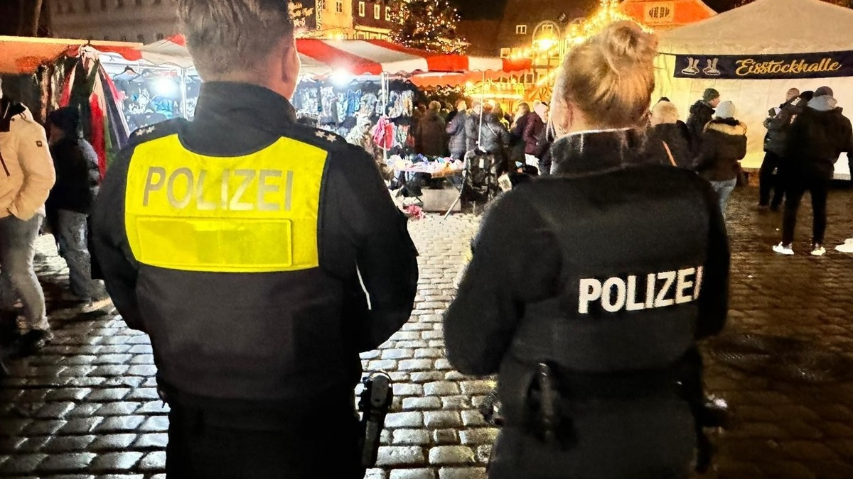 POL-HI: Polizei zeigt Präsenz auf dem Alfelder Weihnachtsmarkt - Foto: presseportal.de