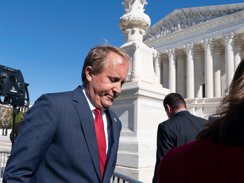 Der texanische Generalstaatsanwalt Ken Paxton droht den Ärzten, die möglicherweise eine Abtreibung durchführen. - Foto: Jacquelyn Martin/AP/dpa
