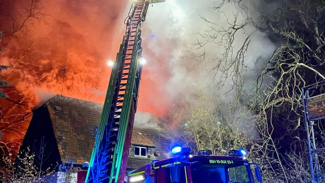 FW-RE: Erstmeldung: Ausgedehnter Gebäudebrand in leerstehender Immobilie - Bild: presseportal.de