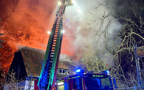 FW-RE: Erstmeldung: Ausgedehnter Gebäudebrand in leerstehender Immobilie - Foto: presseportal.de