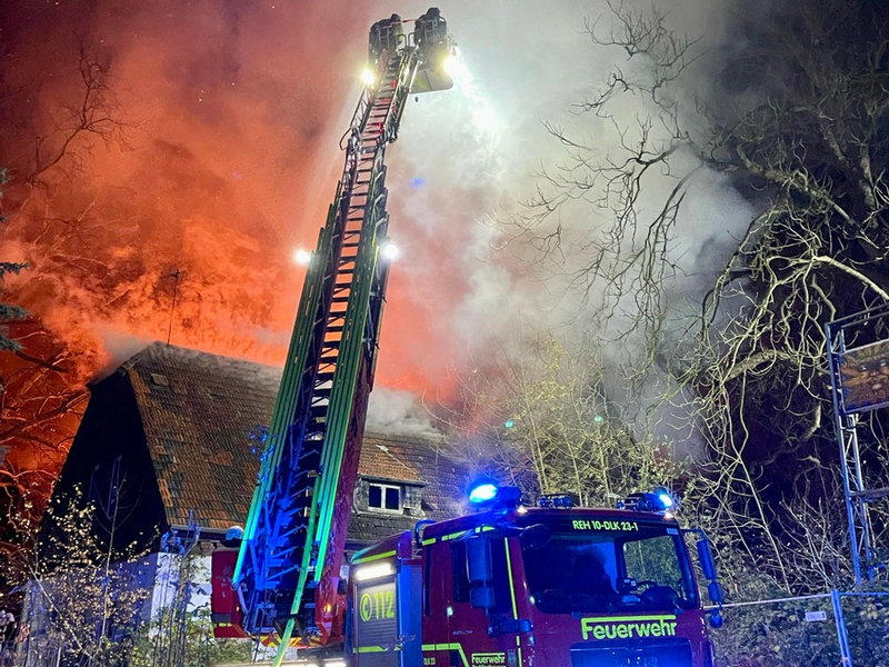 FW-RE: Erstmeldung: Ausgedehnter Gebäudebrand in leerstehender Immobilie - Foto: presseportal.de