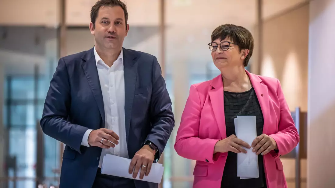 Lars Klingbeil und Saskia Esken kandidieren erneut als SPD-Doppelspitze. - Bild: Michael Kappeler/dpa
