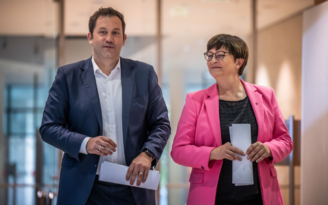 Lars Klingbeil und Saskia Esken kandidieren erneut als SPD-Doppelspitze. - Foto: Michael Kappeler/dpa