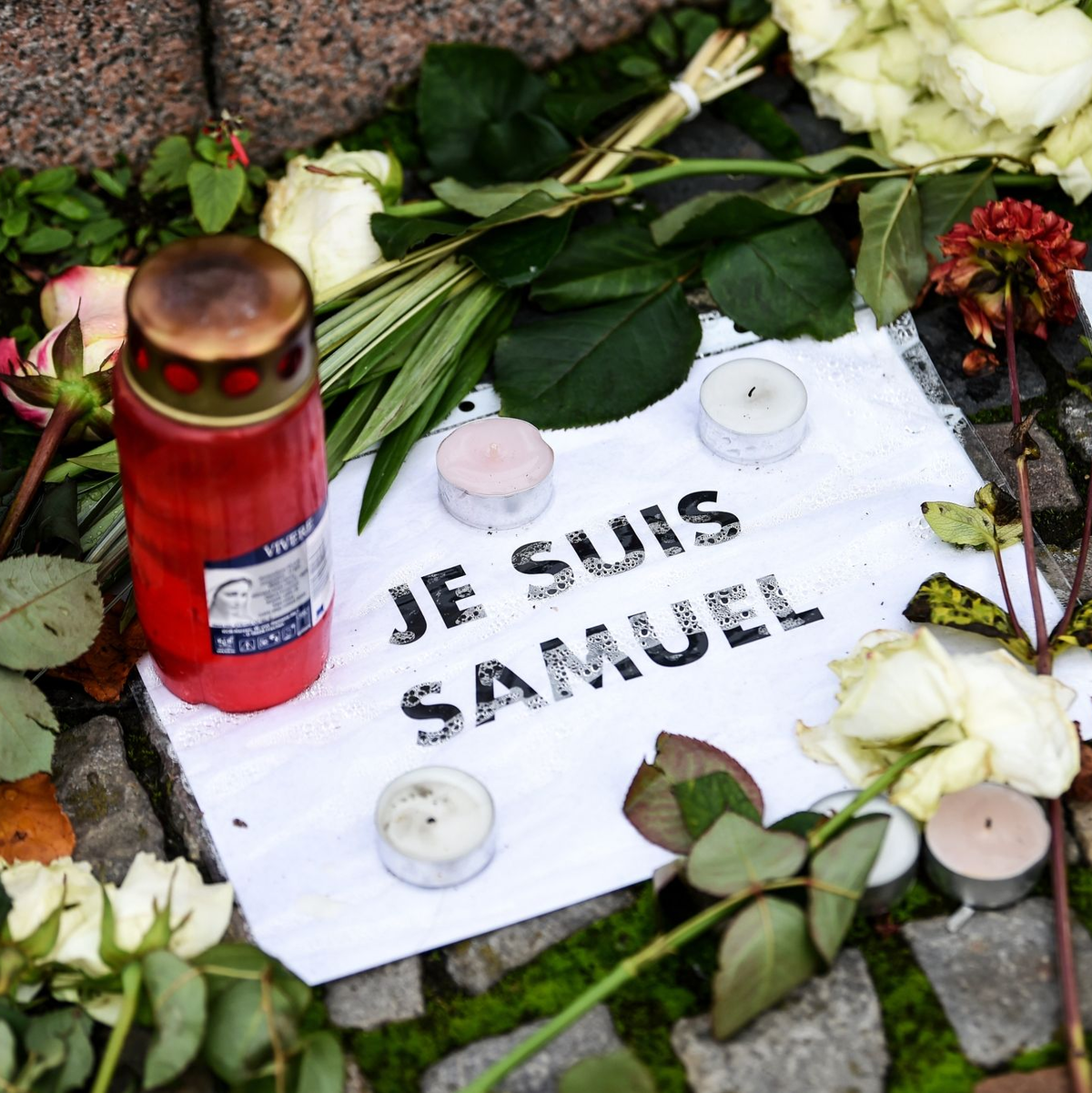 Am 16. Oktober 2020 hatte ein 18-Jähriger den Geschichtslehrer Paty in einem Pariser Vorort getötet und dann enthauptet. - Foto: Kira Hofmann/dpa-Zentralbild/dpa