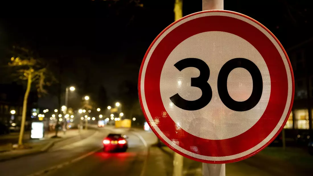 Fast 5.000 neue Geschwindigkeitsschilder wurden in Amsterdam installiert und 170 Ampeln angepasst. Die Gemeinde will einen sichereren und leiseren Verkehr in der Hauptstadt. - Bild: Robin Van Lonkhuijsen/ANP/dpa