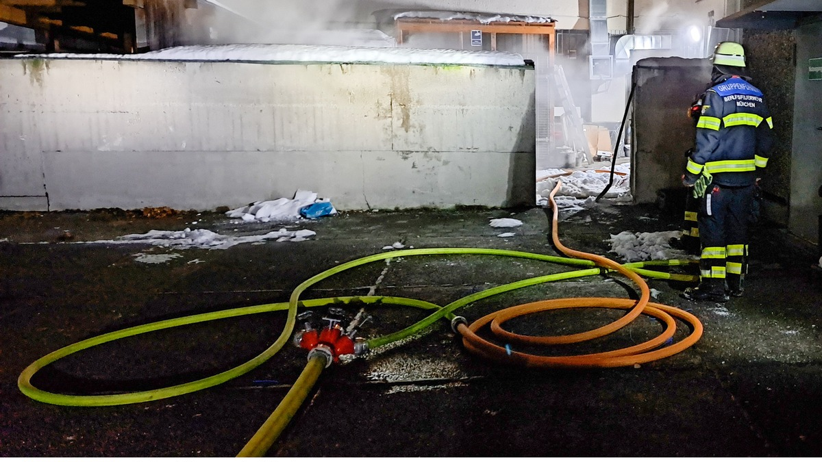 FW-M: Großraumtonnen in Flammen (Neuhausen) - Foto: presseportal.de