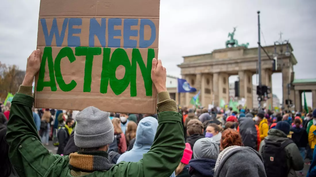 Viele Menschen setzen sich für den Kampf gegen den Klimawandel ein. Manche schauen aber auch weg. - Bild: Philipp Znidar/dpa