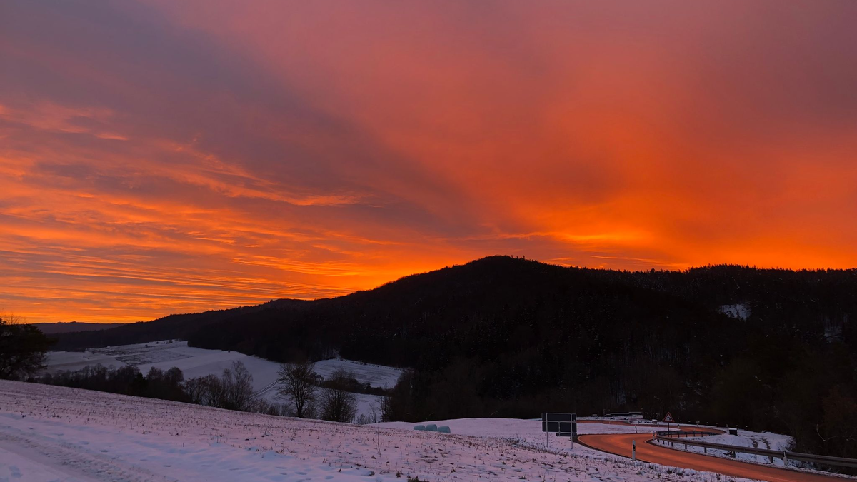 Die Sonne geht über dem Ahorntal in der Fränkischen Schweiz auf. - Foto: Kathrin Zeilmann/dpa