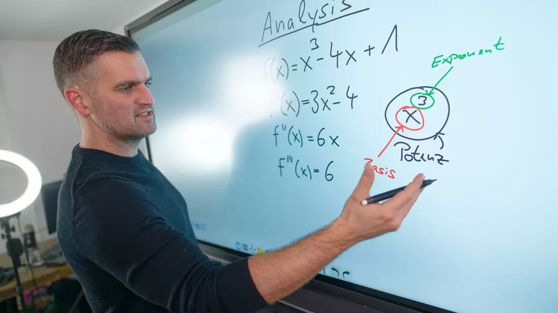 Der Mathematik-Youtuber Daniel Jung steht in seinem Videostudio, in dem er seine Mathematik-Lehrvideos aufnimmt. - Bild: Henning Kaiser/dpa