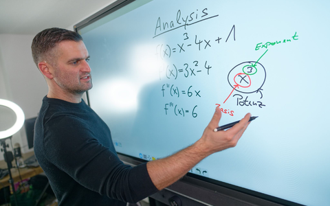 Der Mathematik-Youtuber Daniel Jung steht in seinem Videostudio, in dem er seine Mathematik-Lehrvideos aufnimmt. - Foto: Henning Kaiser/dpa Der Mathematik-Youtuber Daniel Jung steht in seinem Videostudio, in dem er seine Mathematik-Lehrvideos aufnimmt. - Foto: Henning Kaiser/dpa