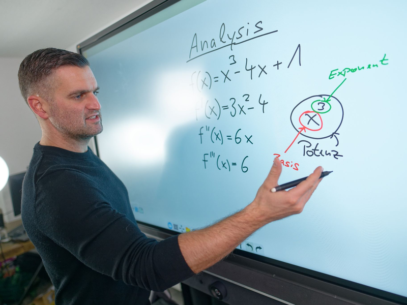 Der Mathematik-Youtuber Daniel Jung steht in seinem Videostudio, in dem er seine Mathematik-Lehrvideos aufnimmt. - Foto: Henning Kaiser/dpa